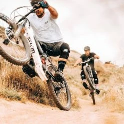 Genouillère Racer Motion Noir -Vélos Complets Soldes genouillere racer motion noir 3